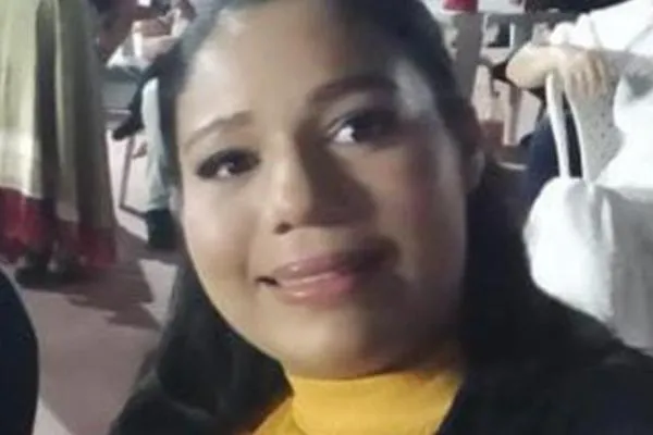Mulher morre após disparo de arma de fogo e marido foge.