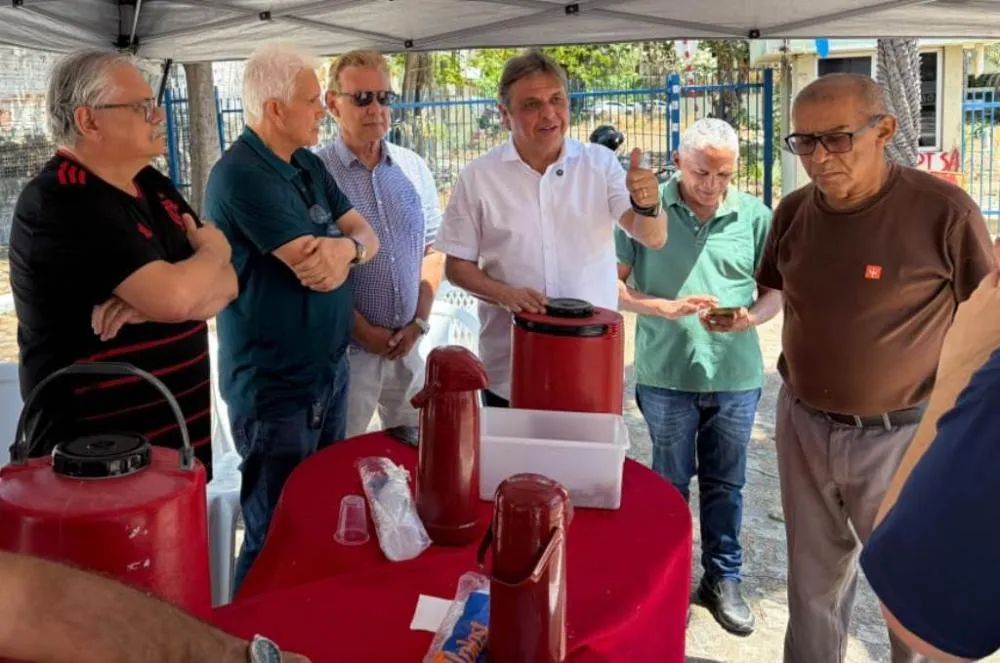 Deputado Júlio Arcoverde com ex-funcionários da Agespisa / Foto: divulgação