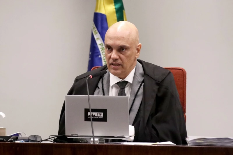 Moraes autoriza Flávio Bolsonaro a visitar o pai, preso em casa