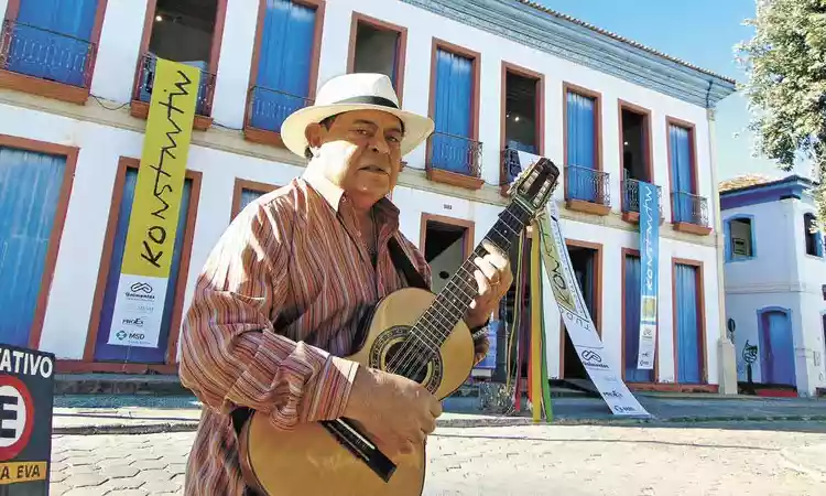 Teo Azevedo em frente ao Museu Regional de Montes Claros em julho de 2023, quando completou 80 anos - (crédito: Luiz Ribeiro EM/DA Press)