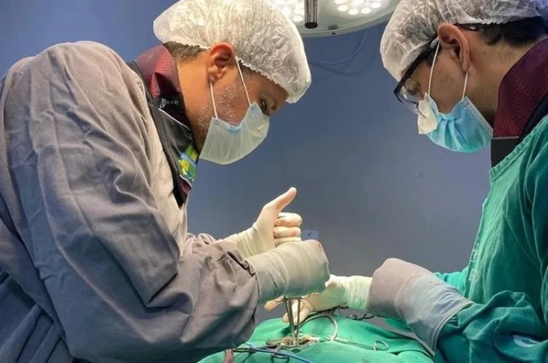 Cirurgiões ortopédicos em cirurgia no Piauí