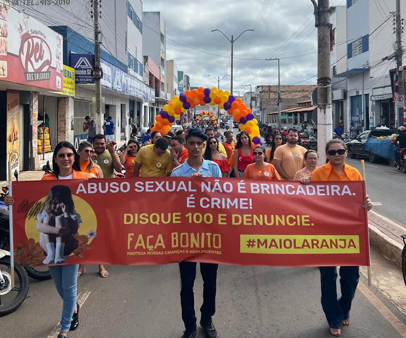 Caminhada marca ação da campanha "Maio Laranja" em Picos