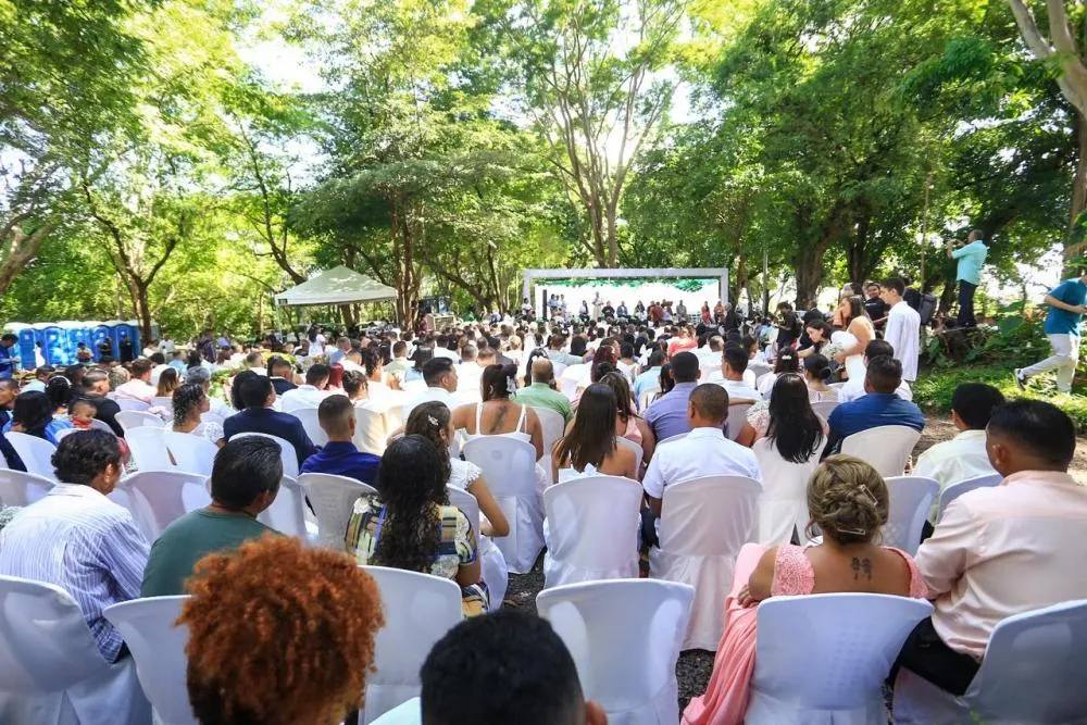 "Realizei o meu sonho", diz noiva ao oficializar união de 24 anos