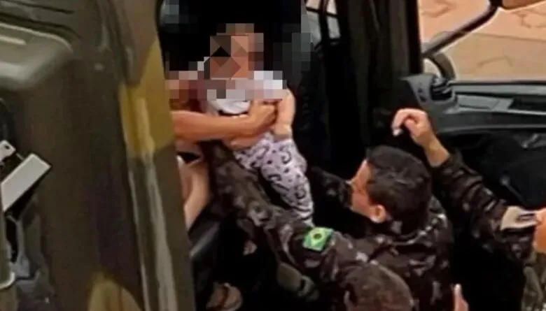 Militares do 3º BEC resgatam bebê durante fortes chuvas em Picos