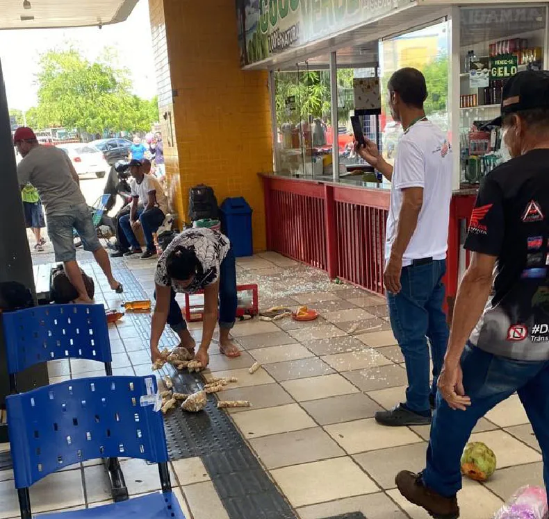 Homem surta e quebra produtos de box comercial na Rodoviária de Picos