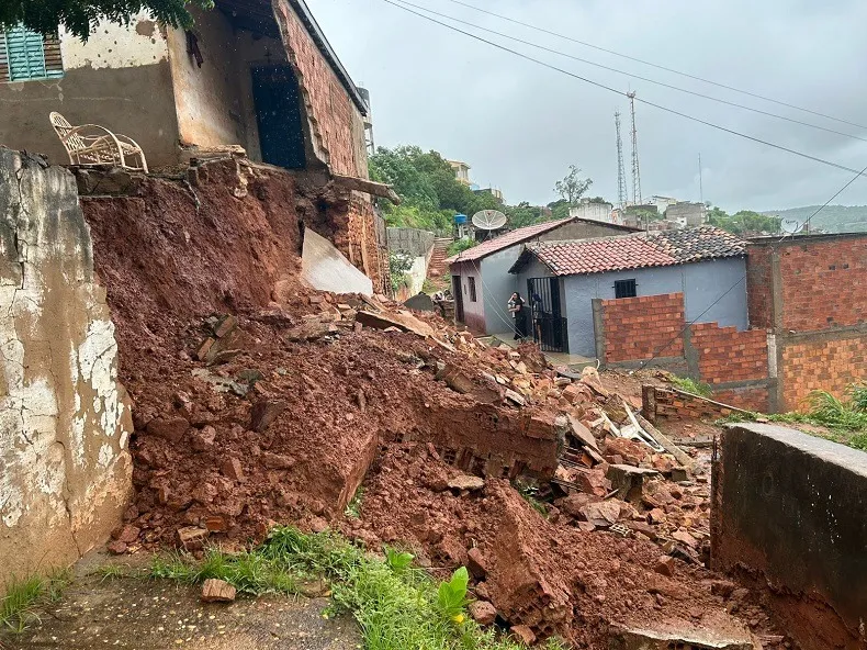 Parede de residência desaba no bairro Paroquial e Corpo de Bombeiros é acionado