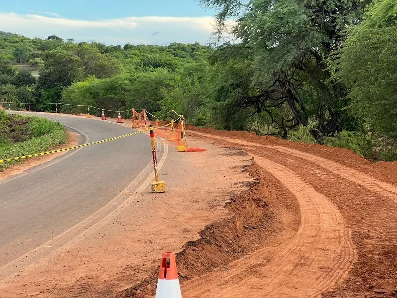 DER-PI recupera trecho de rodovia que liga Picos a Santana deteriorado pelas chuvas