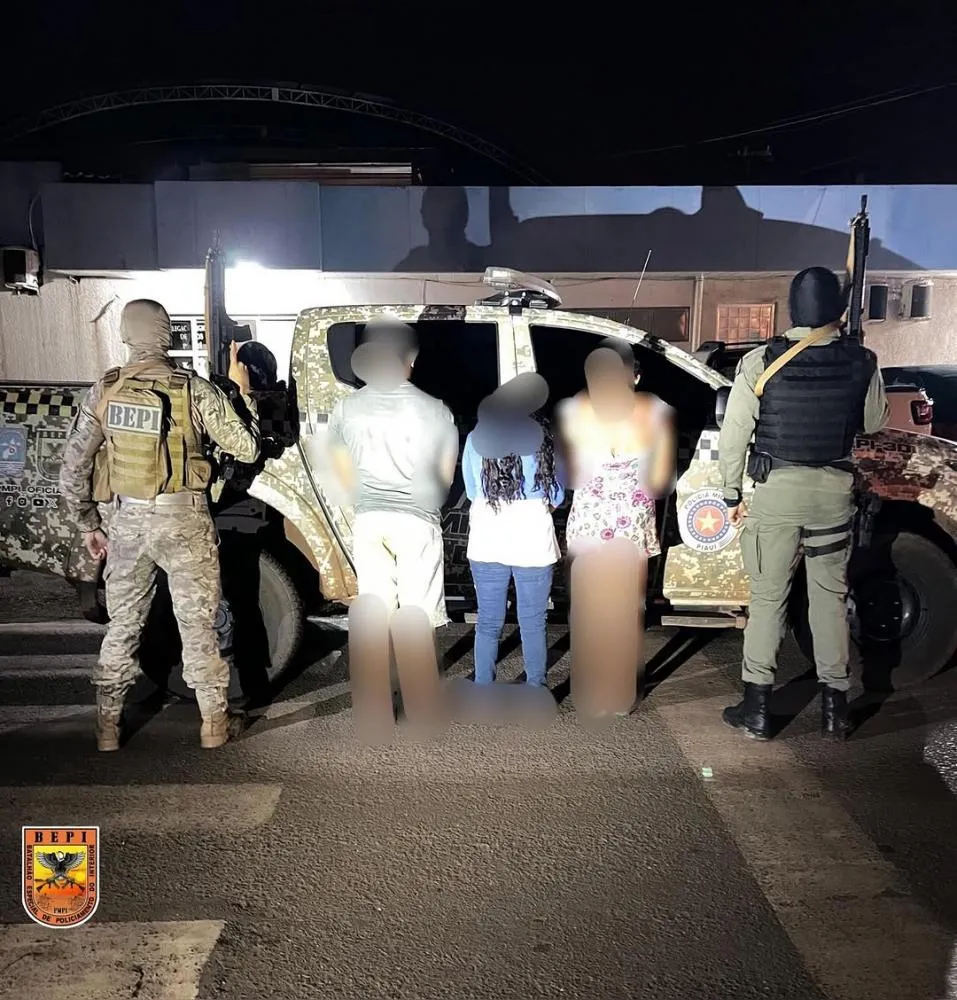 Três pessoas são presas suspeitas de tráfico de drogas em residência em Santana do Piauí