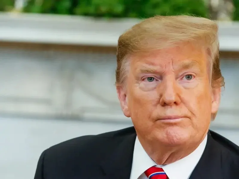 Trump assina decreto para proibir mulheres trans em esportes femininos escolares